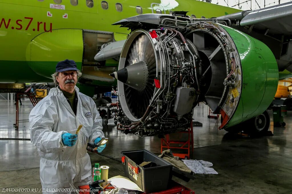 Техническое обслуживание воздушных судов. Авиа инженер. Авиа инженер. Инженер авиатехник. Технический осмотр самолета.