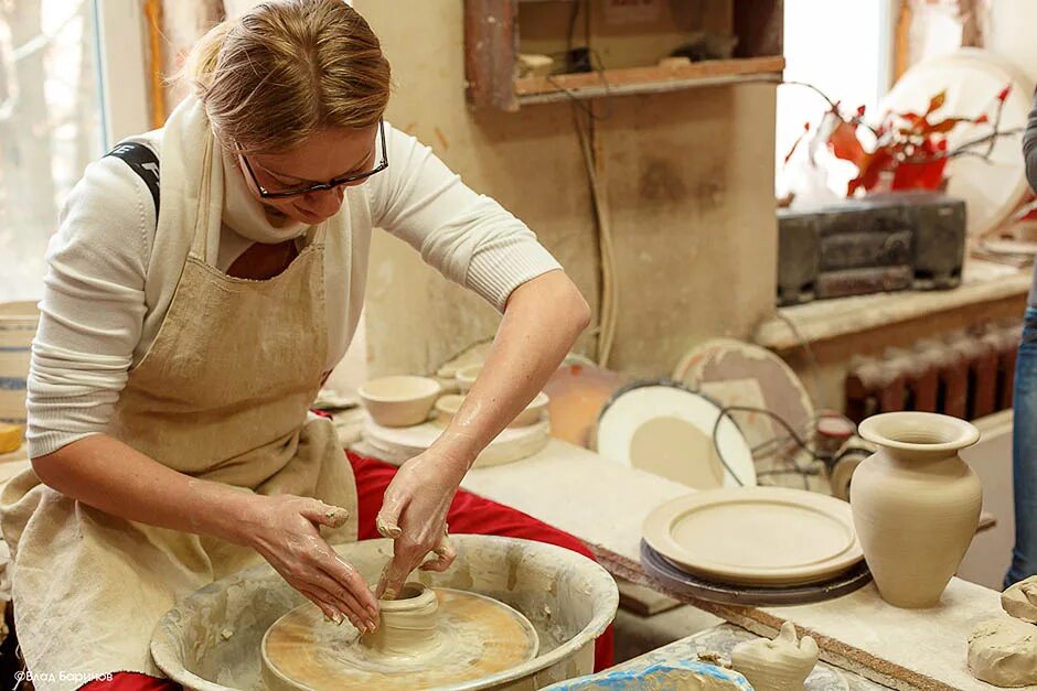 гончарный 5 женская. гончарное хобби. гончарный 5 женская. гончарное мастерство мастер класс. гончарный круг и гончар.