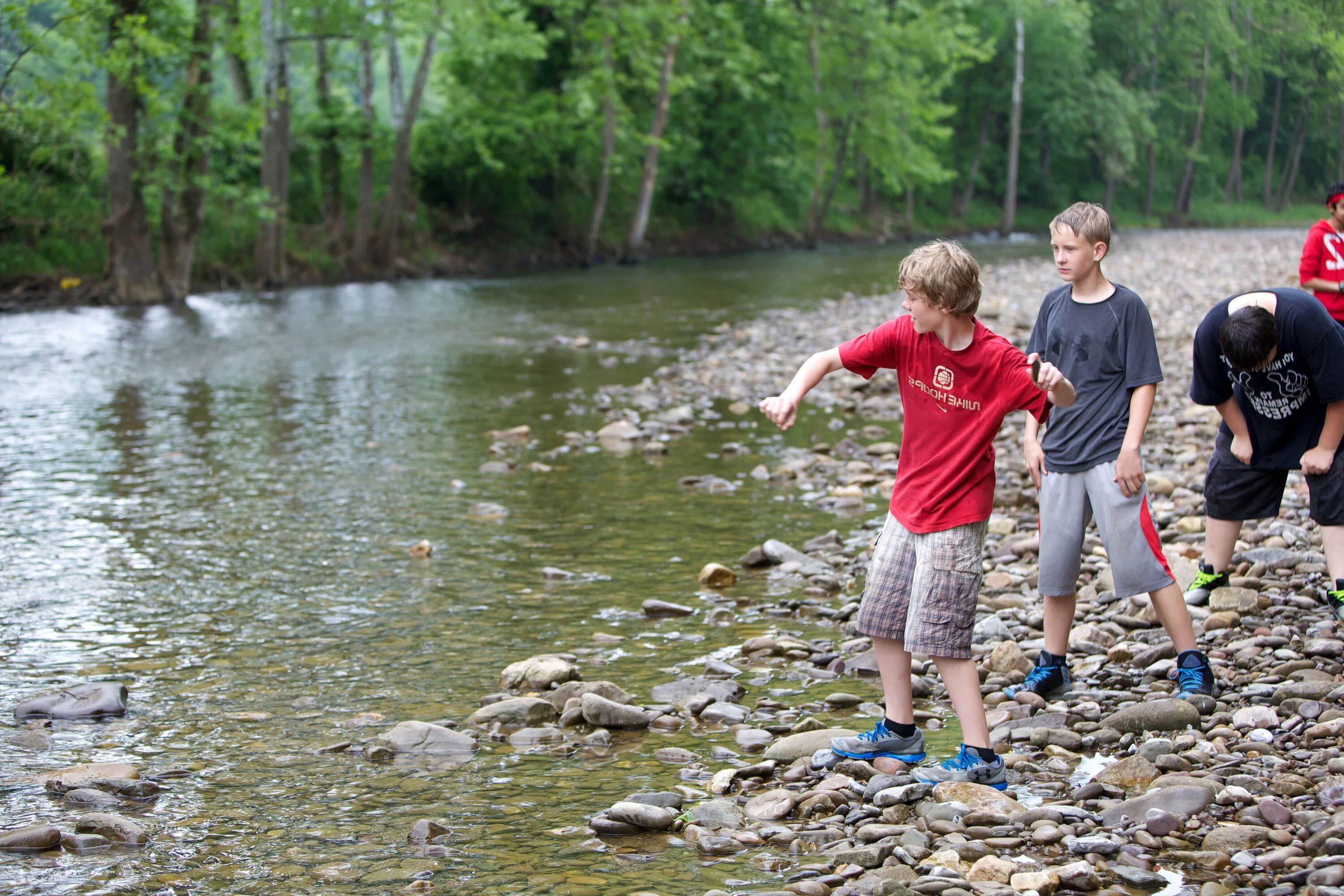 Ловят подростков. Дети на озере. Река для детей. Дети идут на речку. Дети на берегу реки.