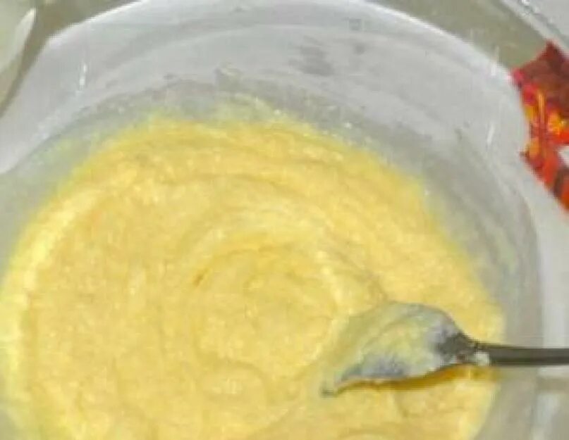 Растереть желтки с сахаром. Желтки взбить добела. Мягкое сливочное масло растереть с сахаром. Растирание сливочного масла с желтками.