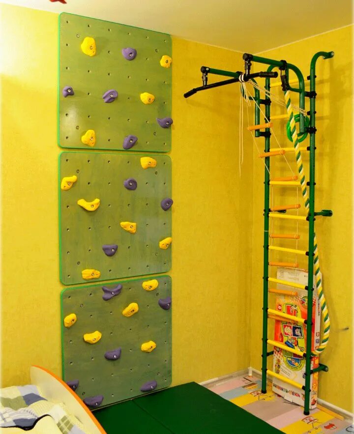 Спортивный уголок в детской. Стена для скалолазания в детской. Домашний спортивный уголок для детей. Детский домашний скалодром.