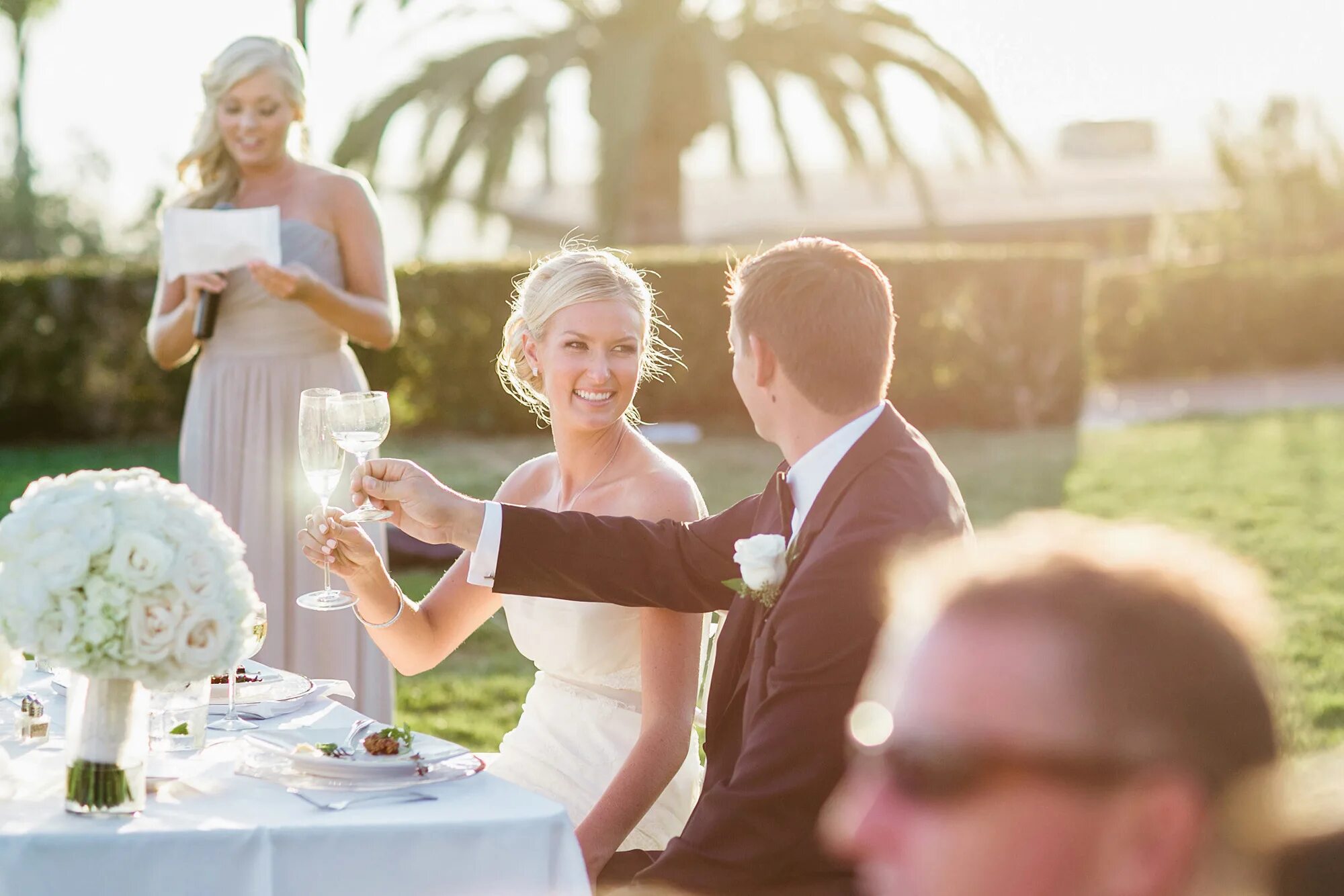 Свадьба на 50 человек we wed. Свидетель на свадьбе. Люди на свадьбе. Свидетельница на свадьбе. Свидетели на свадьбе за столом.