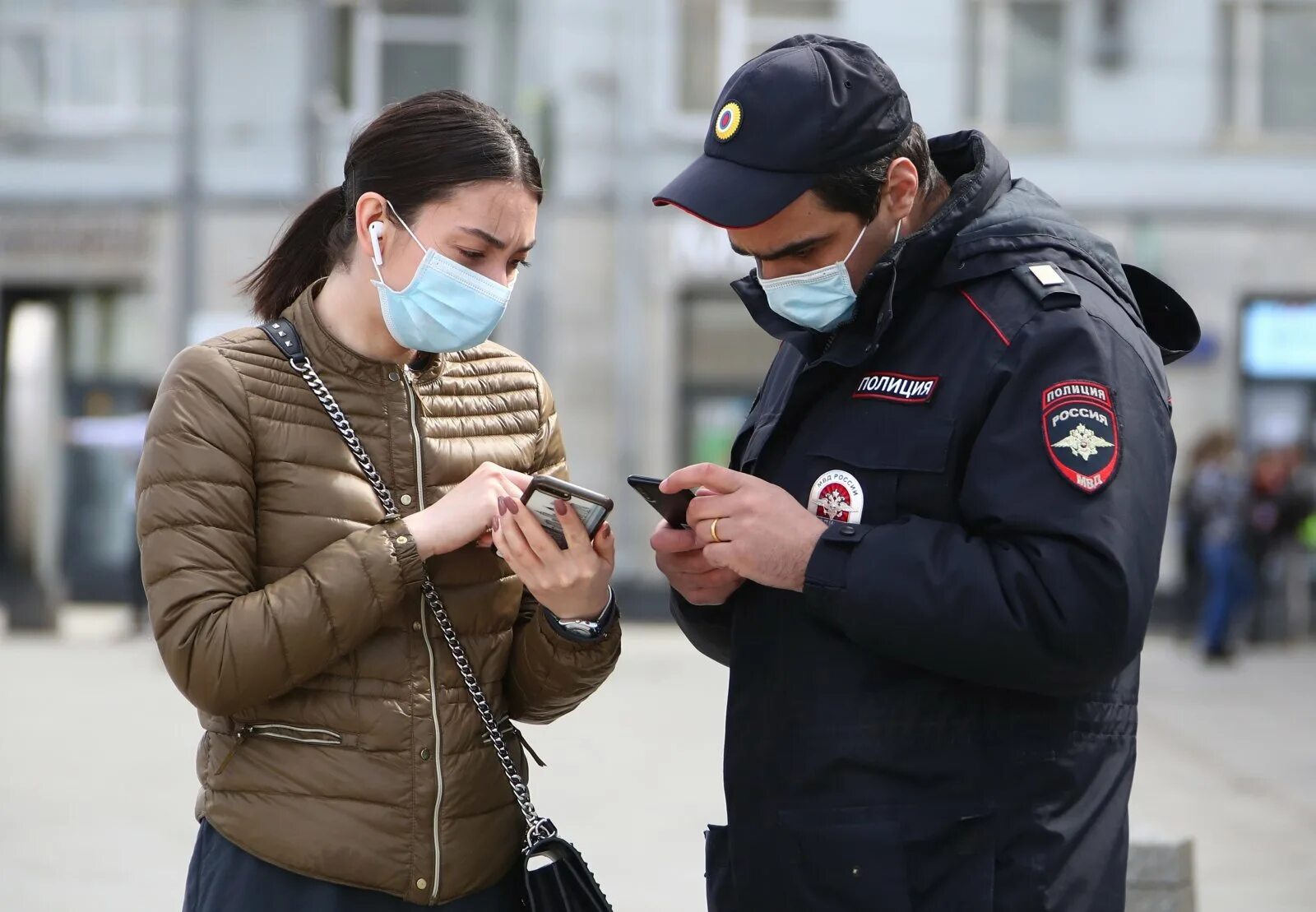 Какие новые ограничения. Коронавирус ограничения. ограничения из за коронавируса. девушка с пропуском. ограничения из-за covid.