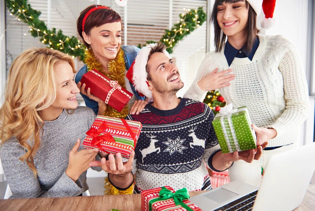 С рождеством друзья. Opening presents on christmas. The under presents vr. At christmas people give gifts to each other. Give фото.
