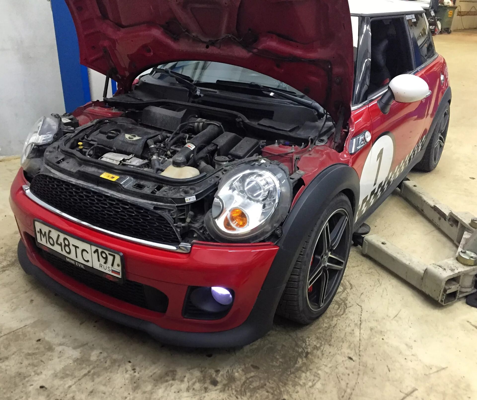 Mini cooper двигатели. Мини Купер r56 что под капотом. Мини Купер r50 открытый капот. Капот Mini Cooper r56. Двигатель Mini Cooper r56 2 литра.