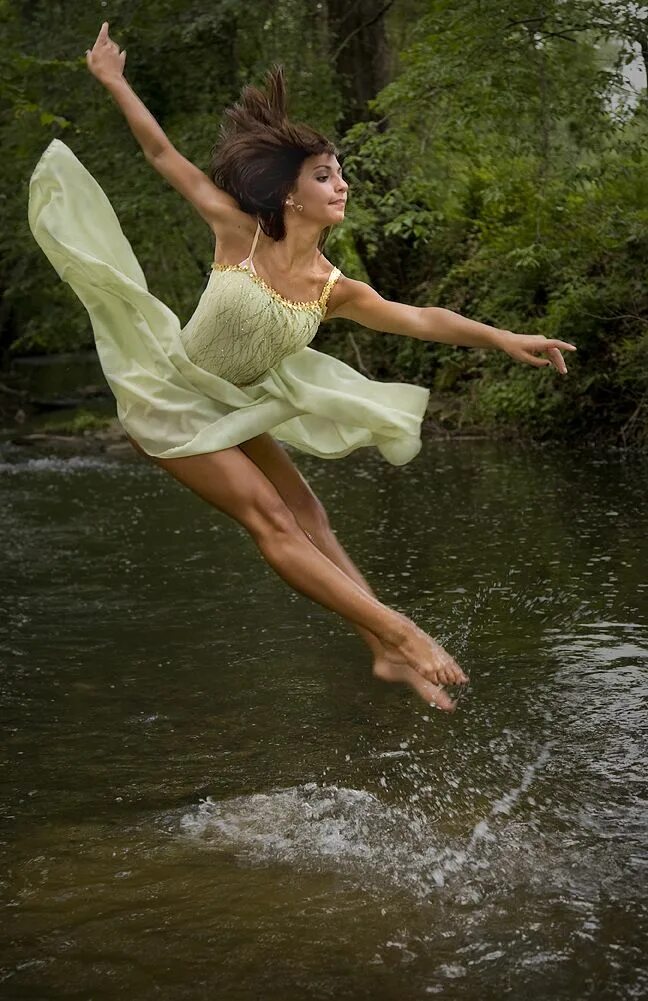 Яна черепанова балерина босиком. Движение живых людей. Человек в динамичной позе. Люди на улице. Движение живых людей.