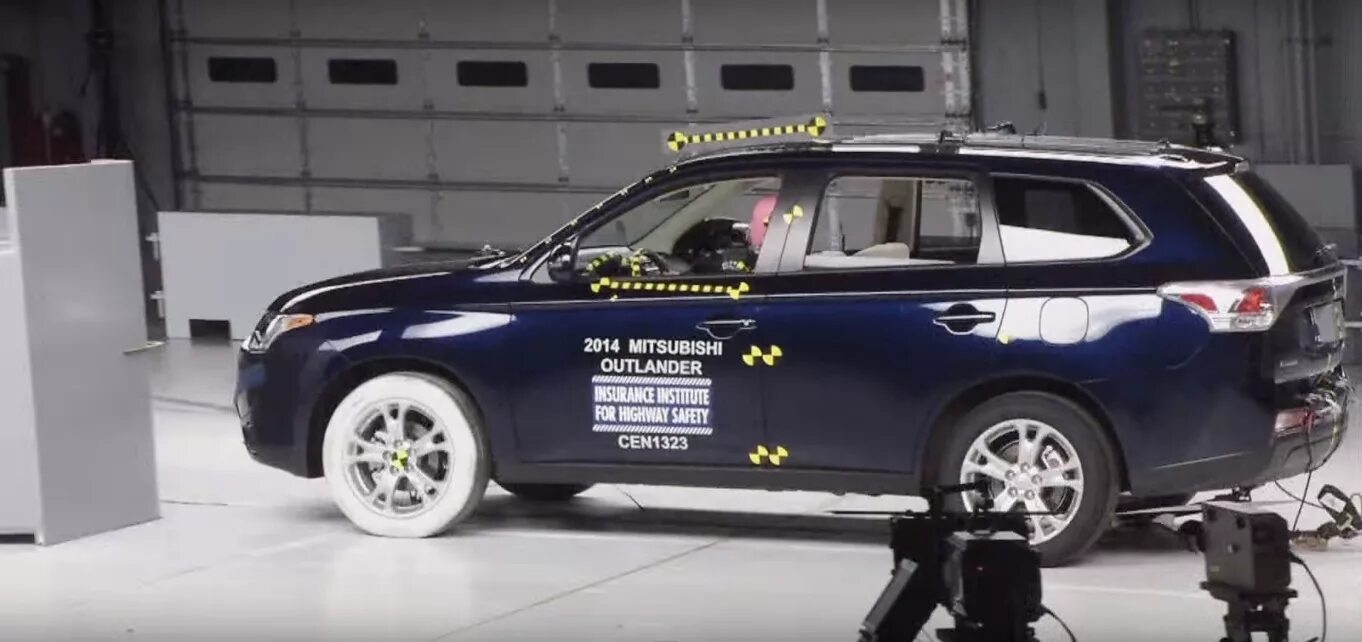 Митсубиси аутлендер 2017. Мицубиси аутлендер 2018 вид сбоку. Заряженный аутлендер. Мицубиси аутлендер хл тест драйв. Митсубиси аутлендер 3 2018.