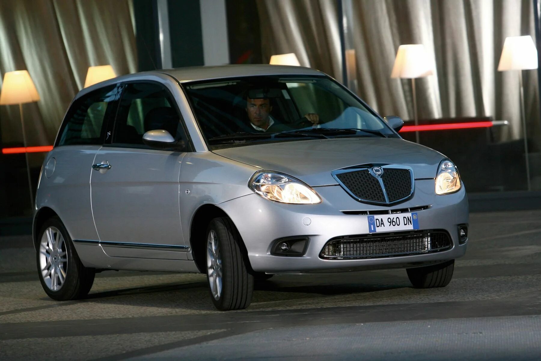 Lancia Ypsilon Sport. Lancia Ypsilon 2002 года. Lancia Multijet 16v.