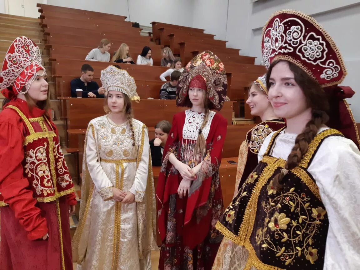 Русский народный костюм Подмосковье. Своя культура костюм. Круглый стол русский народный костюм. Путин в народном костюме России