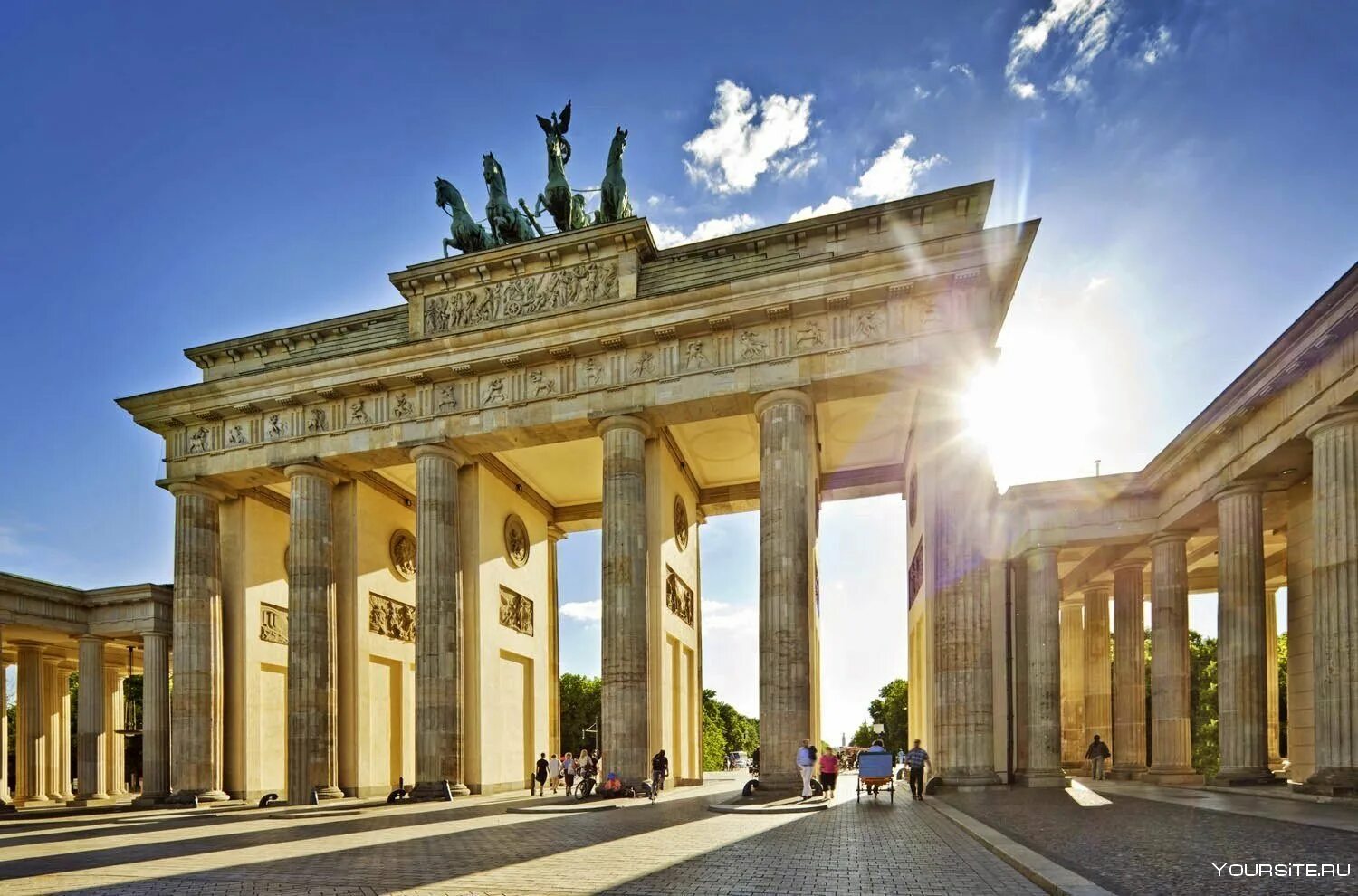Германия основное. Бранденбургские ворота в Берлине. Бранденбургские ворота (Brandenburg Gate). Бранденбургские ворота Берлин Автор. Германия Берлин достопримечательности Бранденбургские ворота.