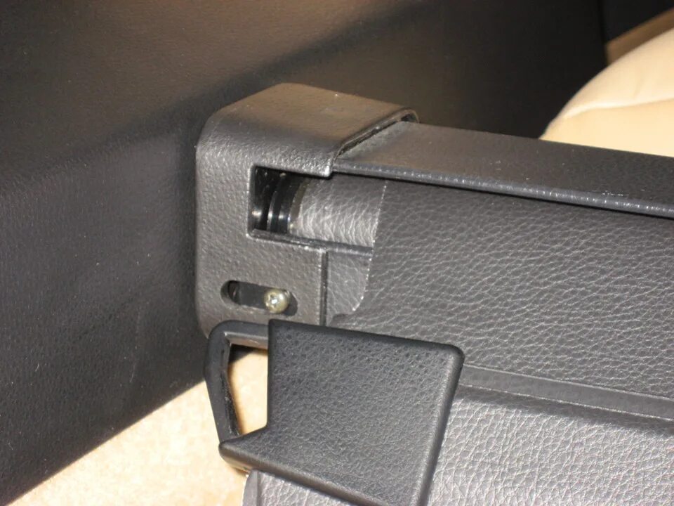 Крепление шторки багажника. Фиксатор шторки багажника форд фокус 3 универсал. Крепление шторки багажника w212. Шторка уаз патриот багажник 2020. Крепление шторки багажника форд куга 2.