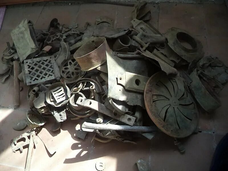 Приколы про копателей. Алкаш и копарь. Алкаш и копарь. Американский фотограф брюс гилден. Металлоискатель прикол.