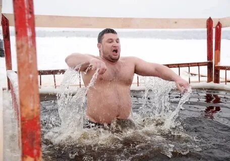 После купания болят