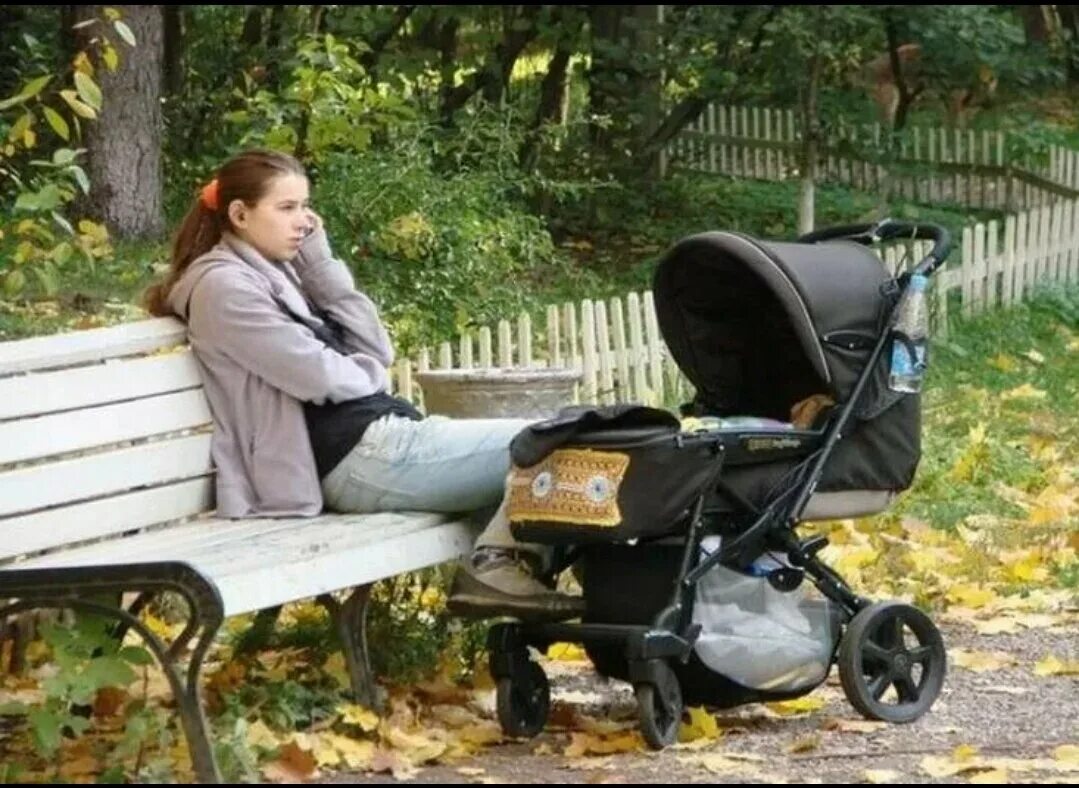 Мама с коляской. Женщина с коляской на лавочке. Мама с коляской на скамейке. Коляска для девочки. Мамой на коляске быть