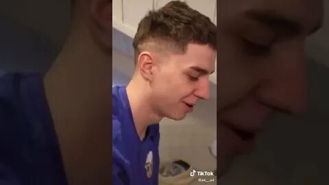 Глент смотрит свои старые видео