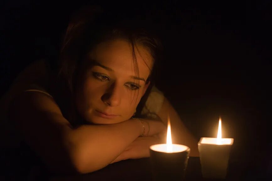 свечка в лагере. сидеть на свечке. обряд с розой на укрепление отношений. вечер посиделок при свечах. свечи "огоньки".