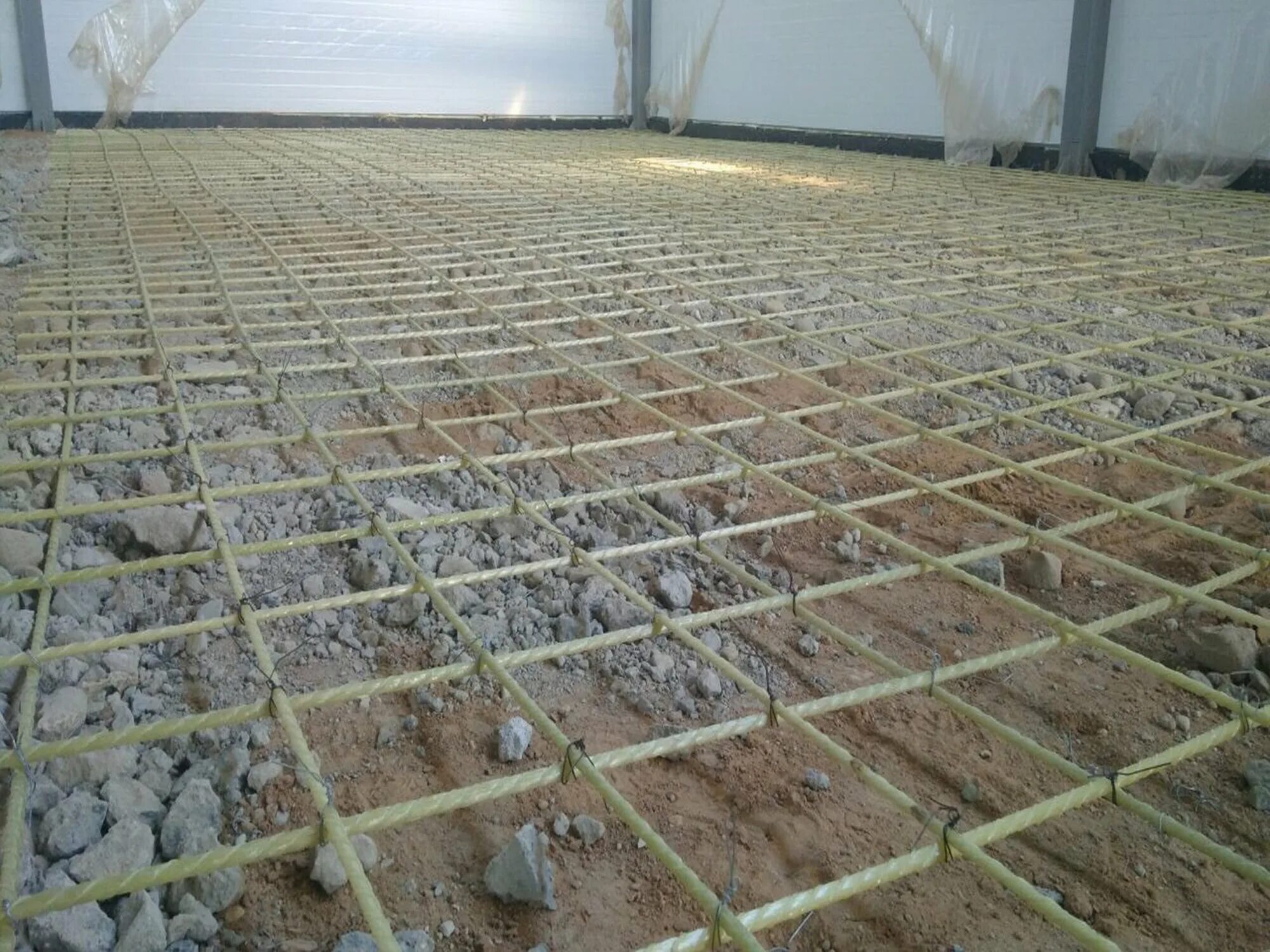 Армированная цпс 50мм. Армировать наливной. Армировать наливной. Армировать наливной. Армирование стяжки фиброволокном.