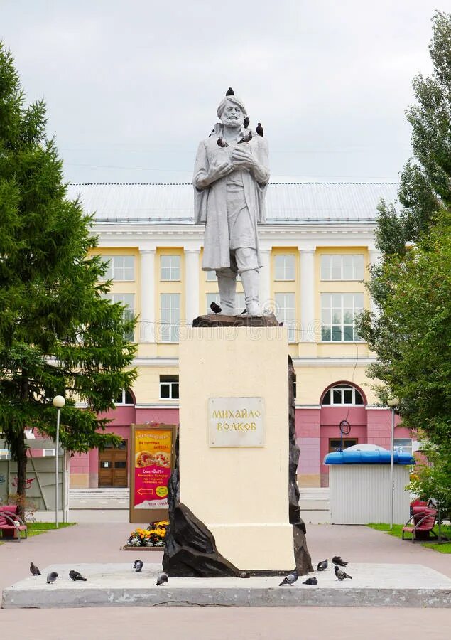 Михайле волкову. Михайло Волков памятник Кемерово. Памятник Волкову в Кемерово. Михайло Волков Кемерово. Кемерово площадь Волкова памятник.