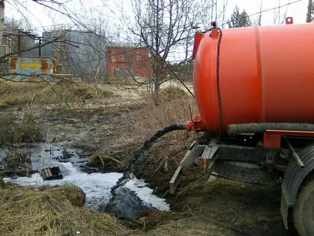 Маз 5549 ассенизатор. Ассенизаторская машина сливает. Ассенизаторская машина сливает. Ассенизаторская машина сливает. Ассенизаторская машина сливает.