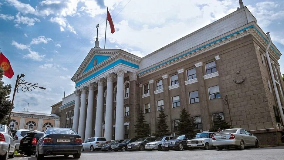 Бишкек архитектура. Мэрия бишкек. Здание мэрия города бишкек. Здание мэрии бишкека. Здание мэрии бишкека.
