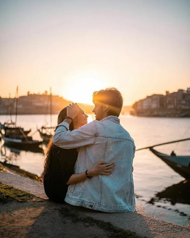 Мужчина обнимает женщину. Объятия. Объятия влюбленных. Объятия. Обнимашки людей.