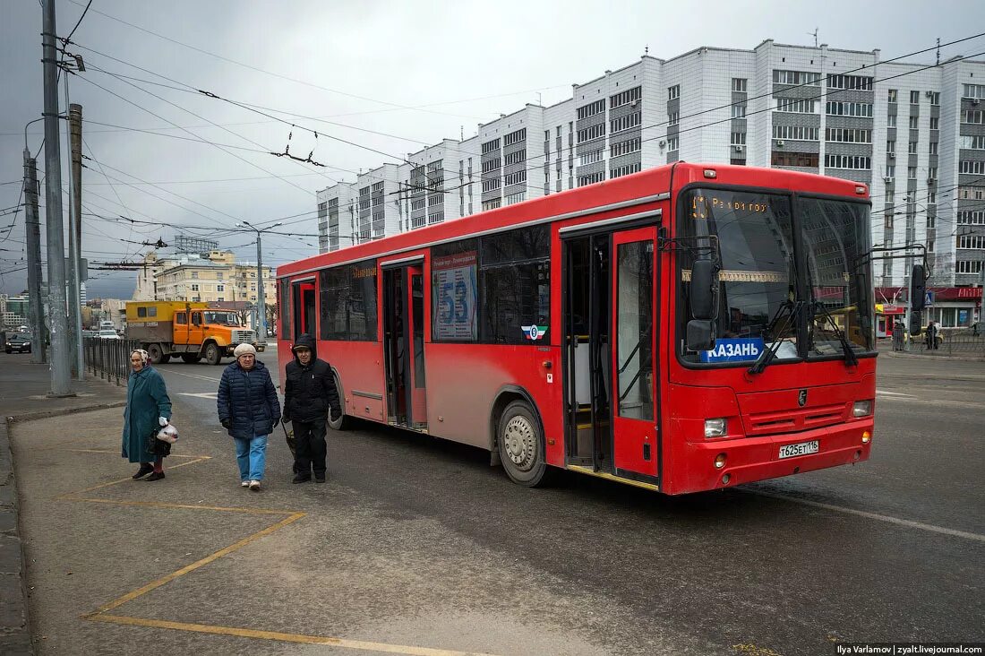 Автобусы казань отзывы. Автобус Казань. Красный автобус. Красный автобус Казань. 15 Автобус Казань.