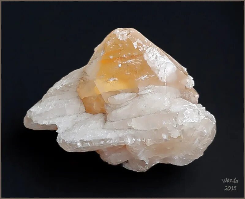 Лунный камень селенит. Камни урала. Селенит камень лунный камень. Уральский камень селенит. Лунный камень селенит.