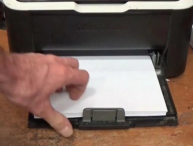 В принтере нет бумаги хотя она есть. Не захватывает бумагу принтер canon mg4200. принтер canon mg4140 не захватывает бумагу. захват бумаги в принтере. принтер не захватывает бумагу причины.