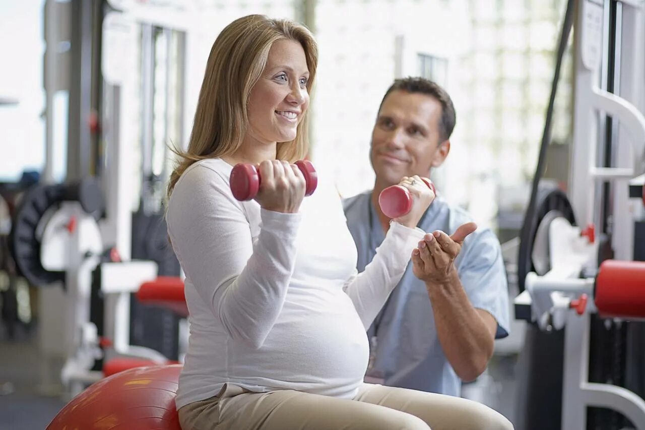 Заниматься спортом при беременности. Фитнес беременные. Беременные женщины занимаются спортом. Физическая активность беременных. Физ нагрузки беременной женщины.