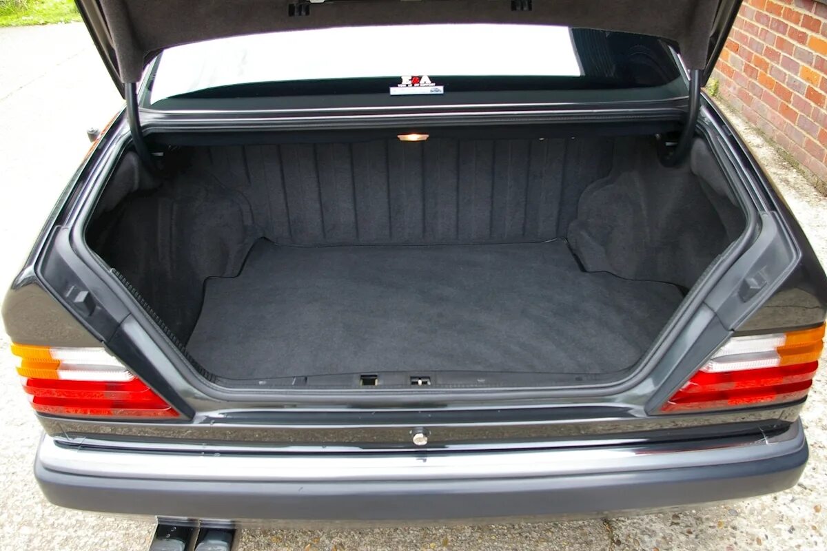 Mercedes w124 багажник. Mercedes s124 багажник. Багажник 124. Багажник мерседес 124. Метан мерседес 124 багажник.