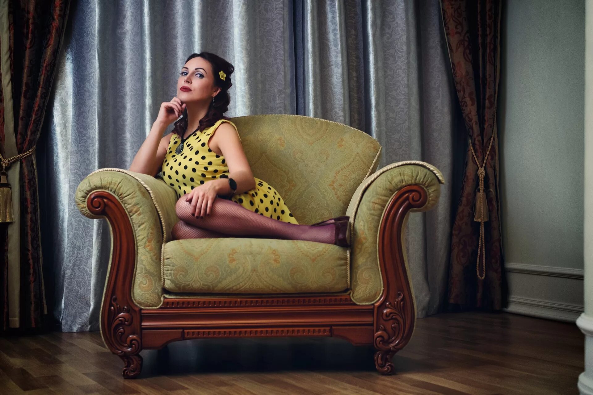 сидевшая женщина как называется. милая девушка. сидевшая женщина как называется. девушка сидит. фотомодель catrin claeson.