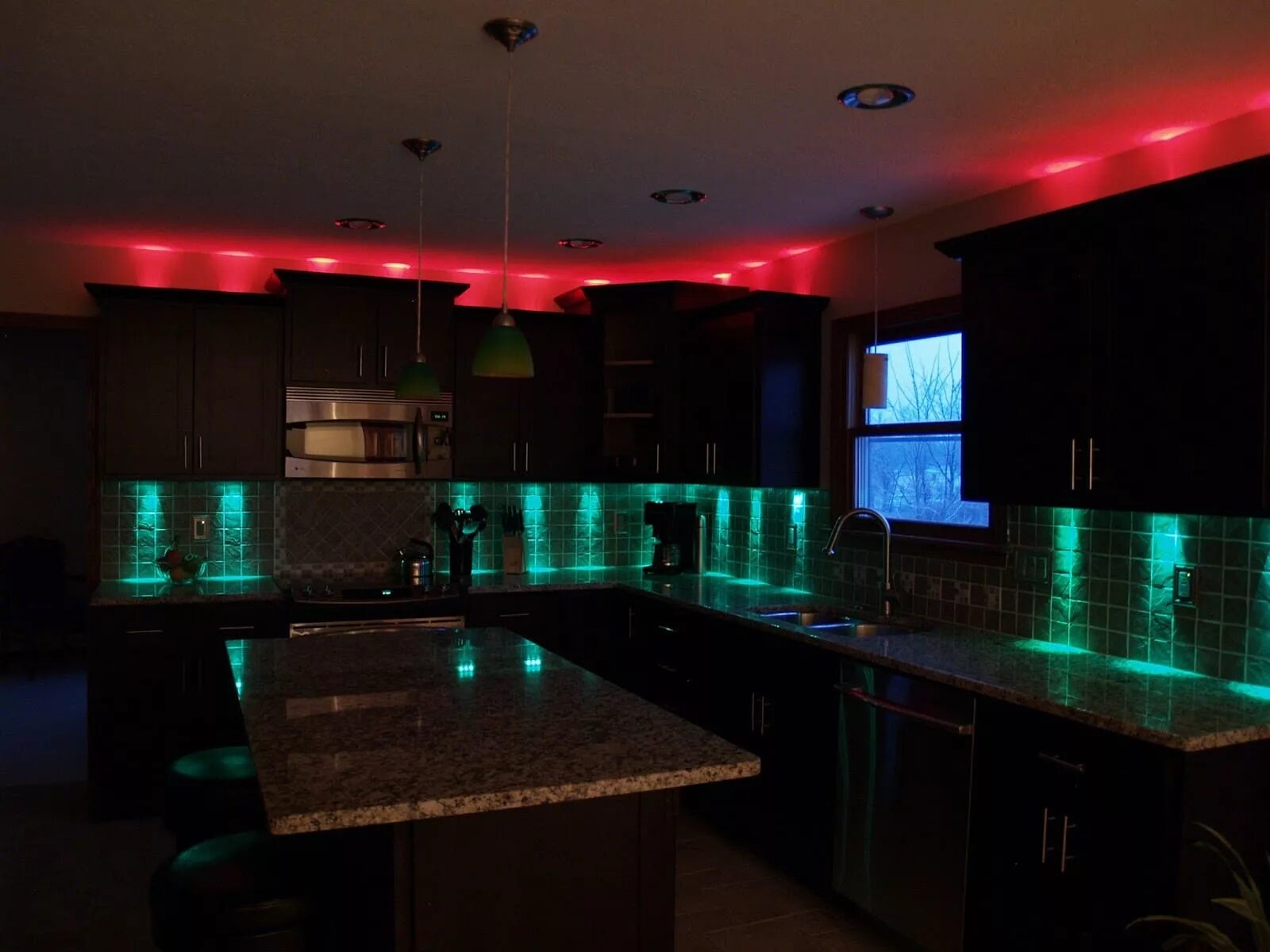 Ночью на кухне ремикс. Подсветка для кухни. Кухня с неоновой подсветкой. Черная кухня с подсветкой. Светодиоды в интерьере.