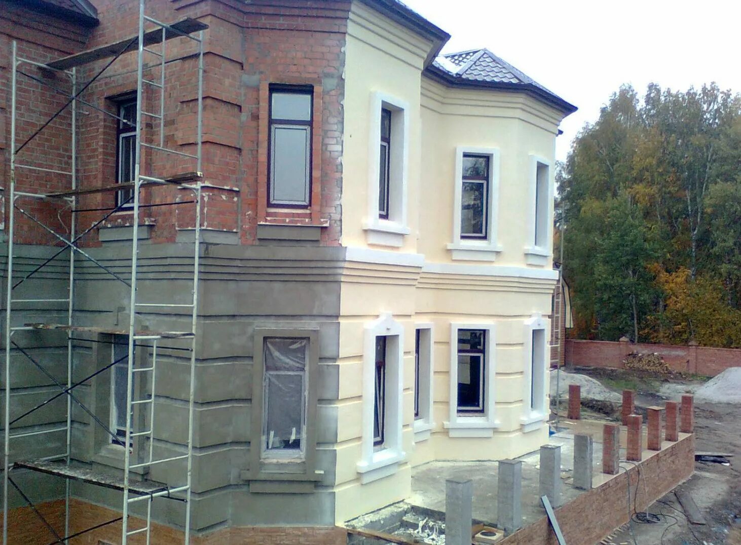 Декоративная штукатурка короед фасад. Фасад дома работа. Фасады домов штукатурка. Стройка частного дома. Постройка домов.