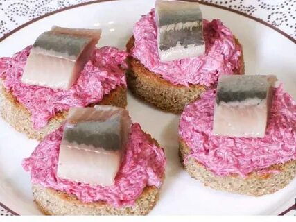 Закуска черный хлеб с селедкой и свеклой