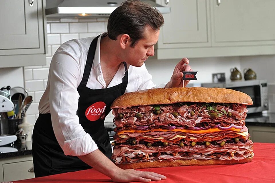 Съел большой кусок. Огромный бутерброд. Прикольные бутерброды. Смешные бутерброды. Огромный сэндвич.
