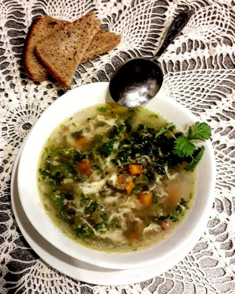 Суп из крапивы. Соакта чолони. Крапивный суп с яйцом. Суп из крапивы. Крапивный суп пюре.