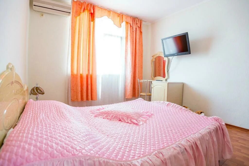 Гостиница ассоль. Мини-гостиница грифон адлер. Грифон сочи. Гостевой дом грифон адлер. Ульянова 11 адлер.