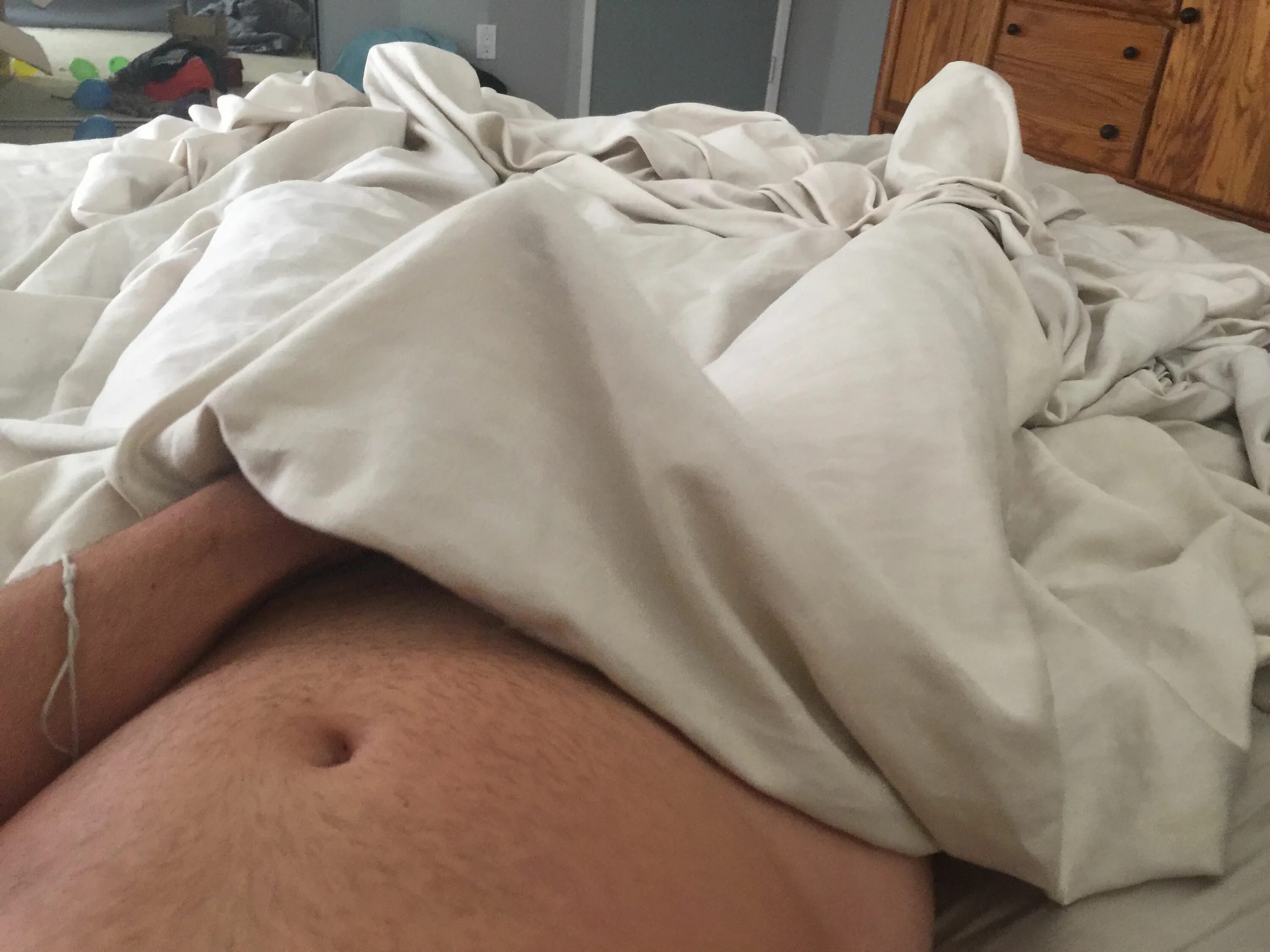 Утренняя эрекция. Утренняя эрекция у парней. Утренняя эрекция в постели. Встал под одеялом.