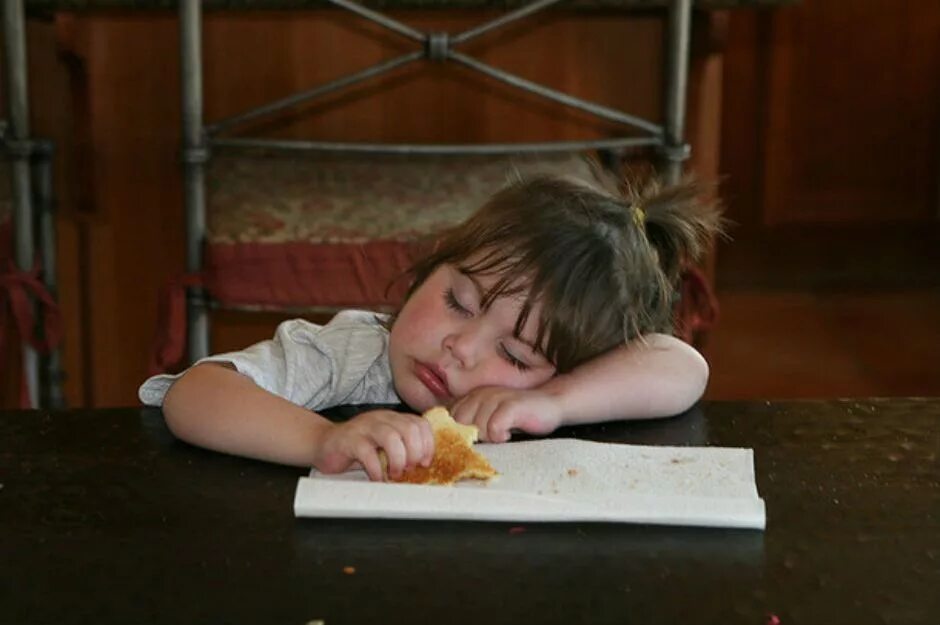 Дети за столом. Уснул за столом. Уставший ребенок. Ребенок уснул за столом. Ребенок не любит спать