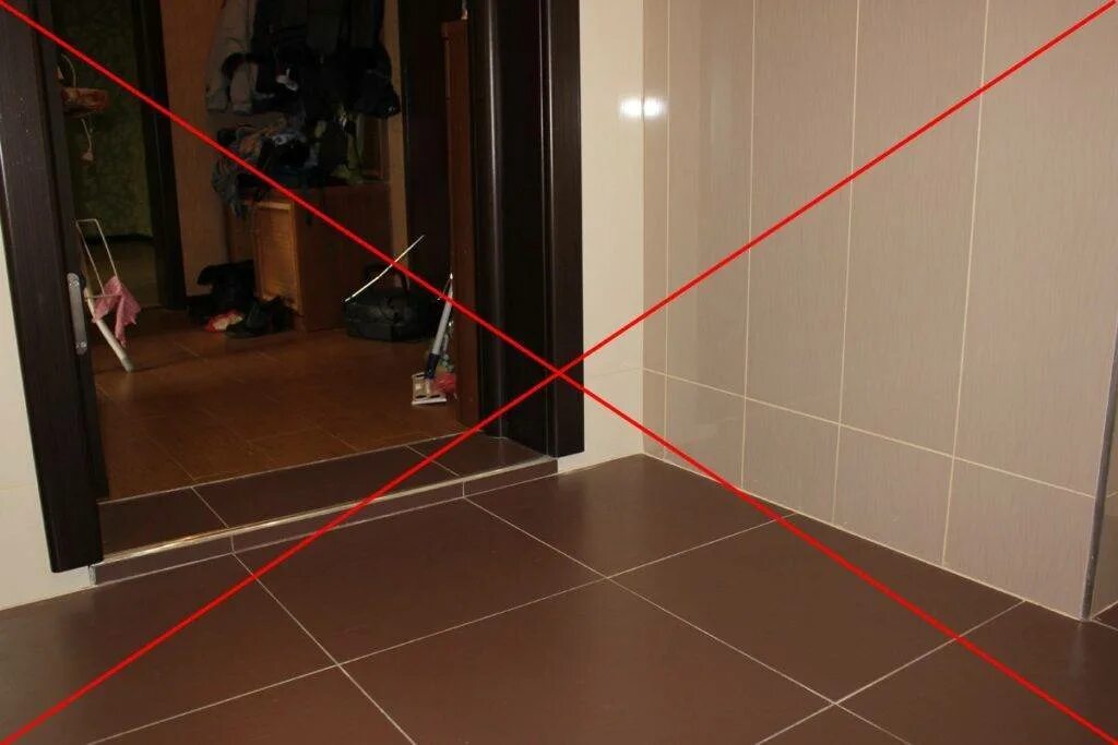 Уровень пола в комнате. Интерьер с разноуровневым полом. Порог в ванной комнате. Порожек в ванную комнату. Гостиная с подиумом.