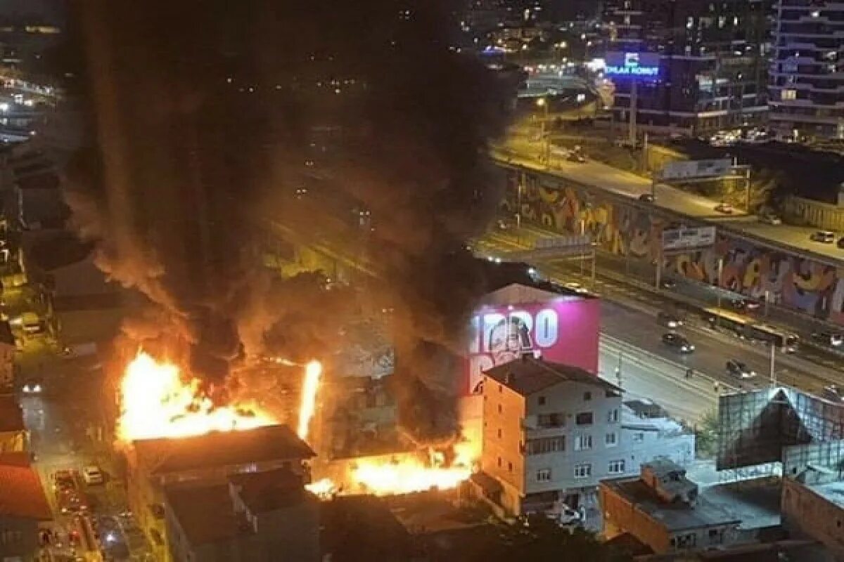 Взрыв здания. Здание горит. Стамбул здания.