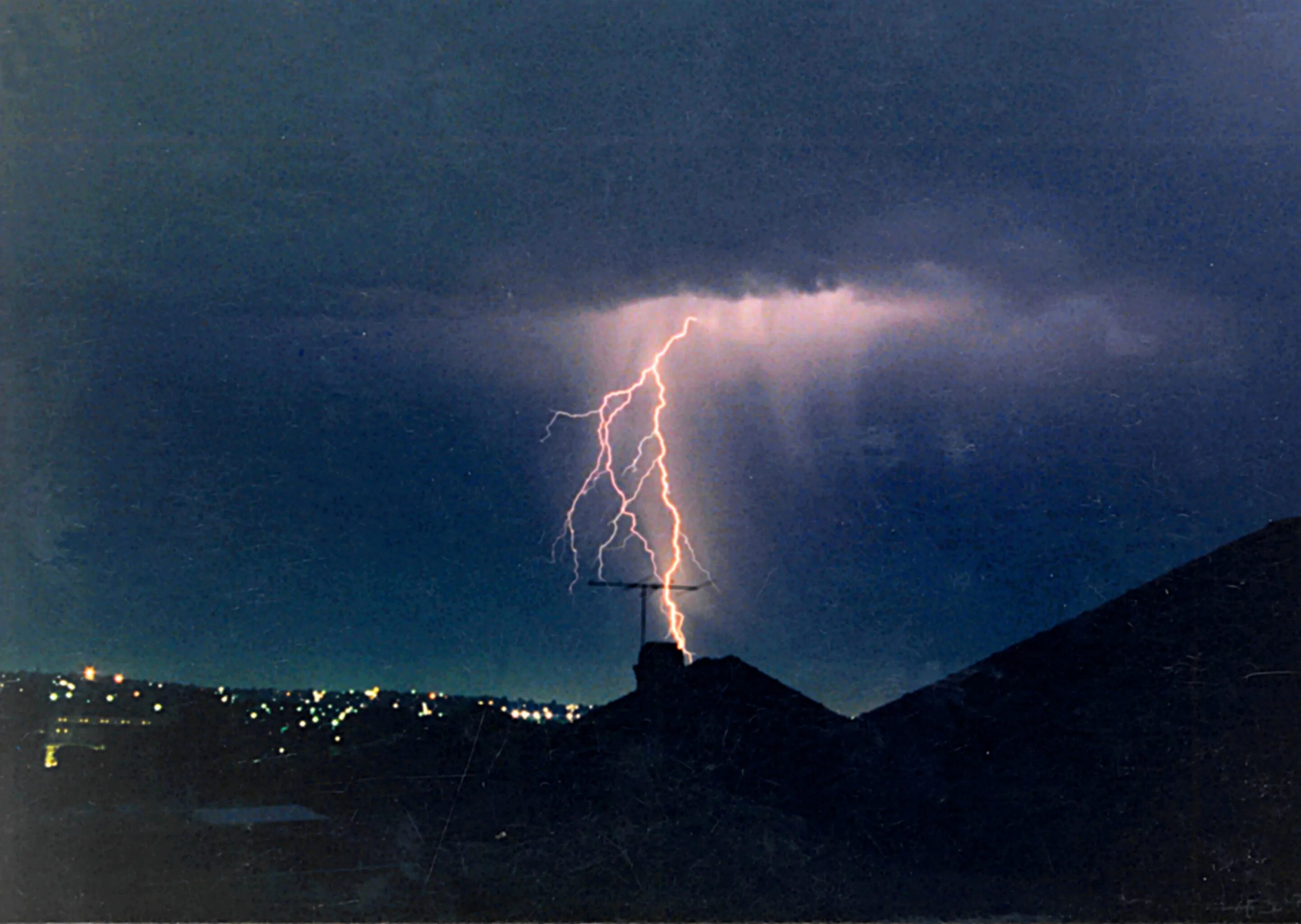 итуруп извержение вулкана. взрыв азс в новосибирске 14. огнемет m2. образование молнии в природе. техногенные аварии.