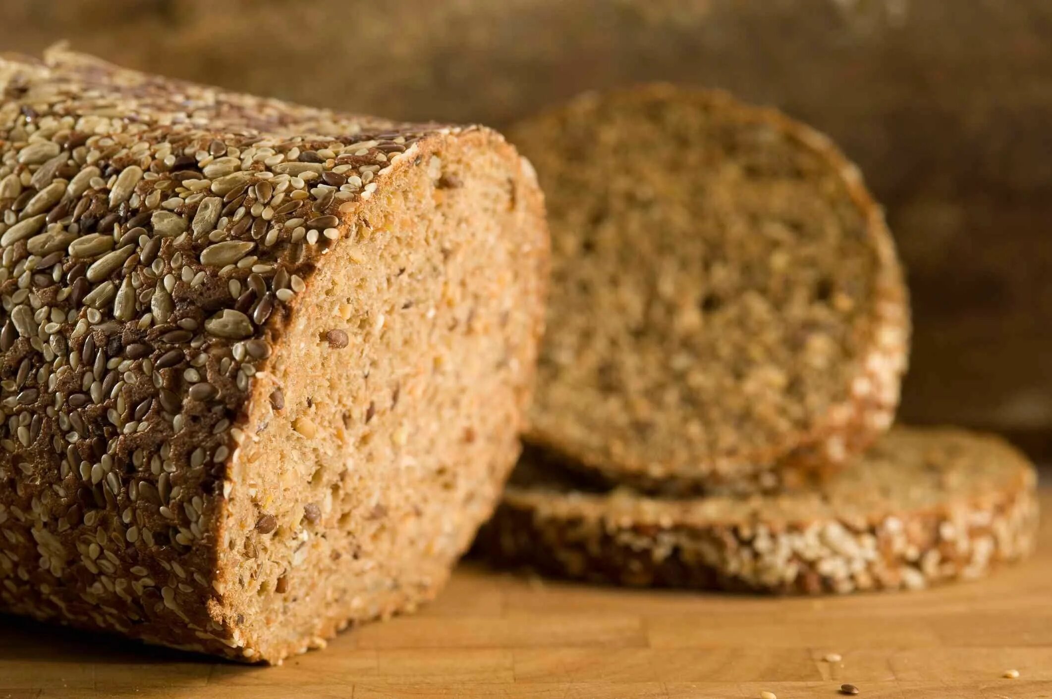 Рецепт хлеба из ржаной цельнозерновой муки. Хлеб цельнозерновой Vollkornbrot. Хлеб 12 злаков. Ржаной цельнозерновой хлеб. Хлеб с зернами.