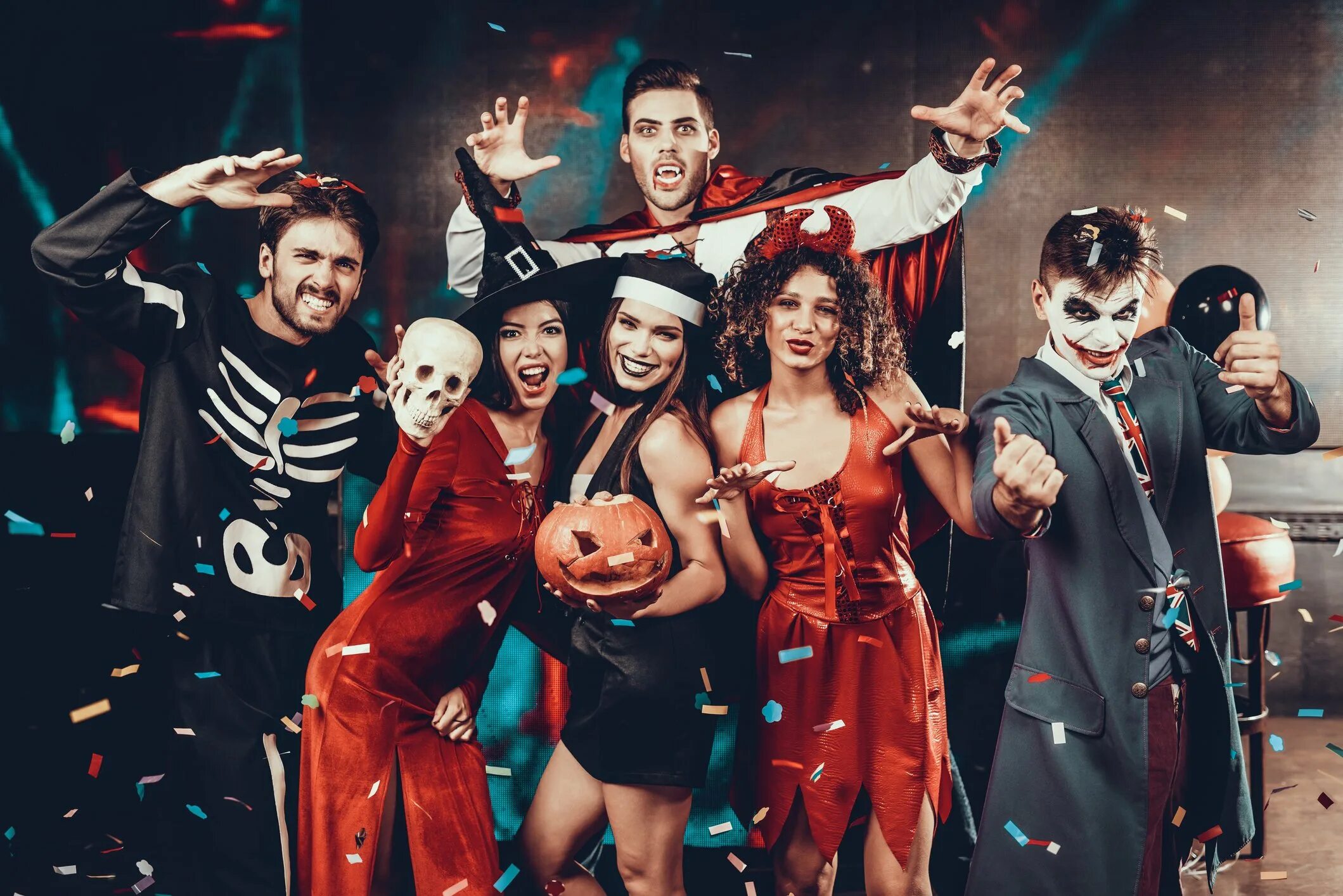 Люди празднуют хэллоуин. Halloween party costumes. Костюмы для хэллоуина. Хэллоуин фото. Костюмированная вечеринка.