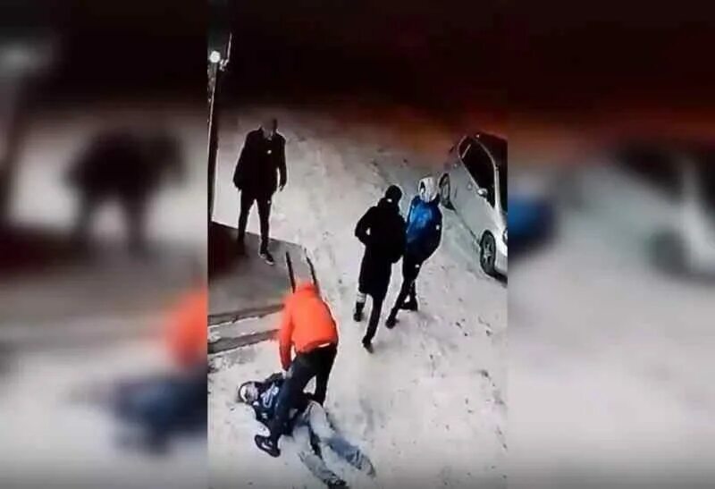 Подростки избили таксистку. Новосибирская таксистка, избитая подростками. Подросток напал на женщину.