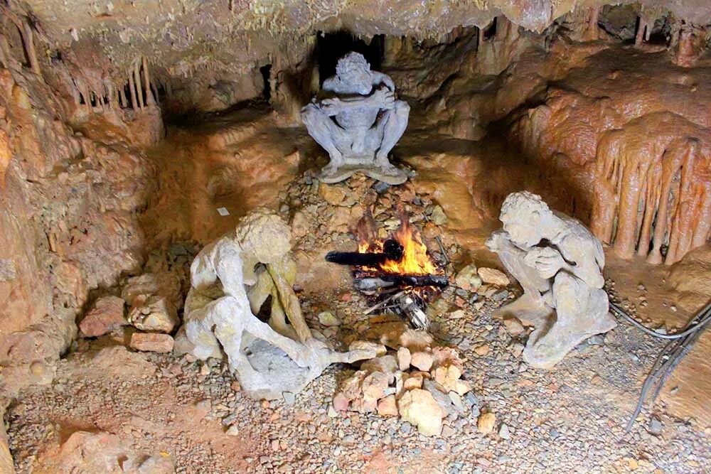 Пещера Петралона Греция. Древняя пещера первобытного человека. Стоянки древних людей. Стоянка древнего человека.