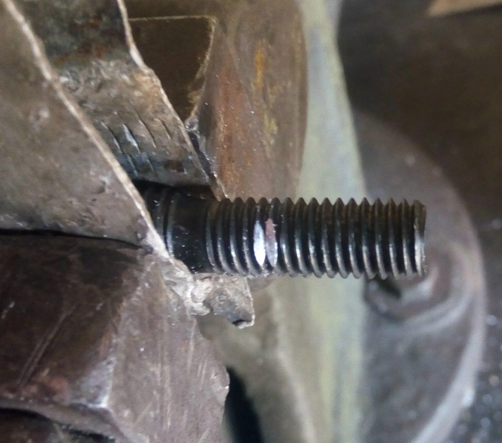 Мд 5008 вырвало болт. 4. Вырвало крепления кпп с блока газель. Вырвало болты крепления. Болт крепления рычага балка ваз 2106.