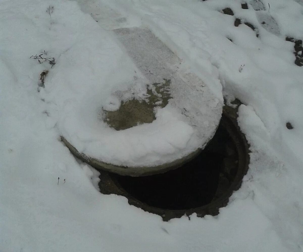 Под открытым люком