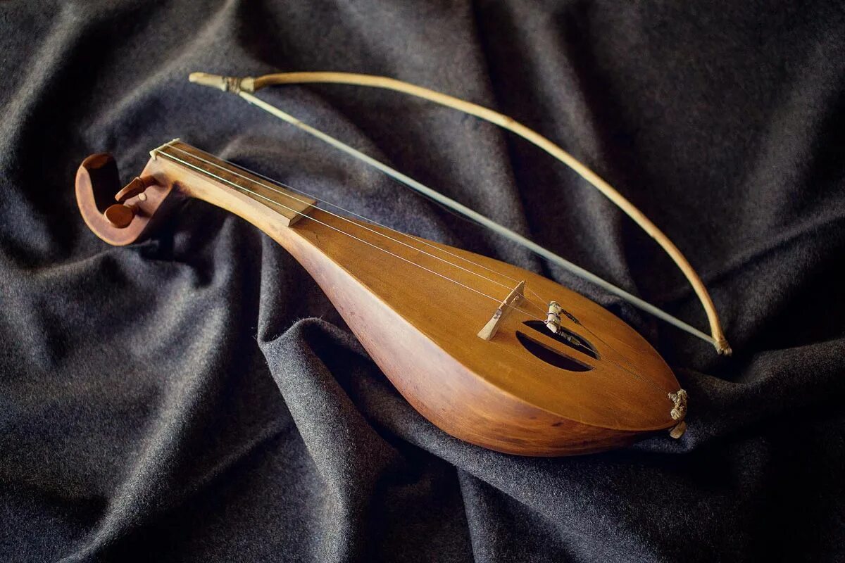 Скрипка струнный смычковый. Ребек струнный музыкальный инструмент. Ребек струнный смычковый инструмент.