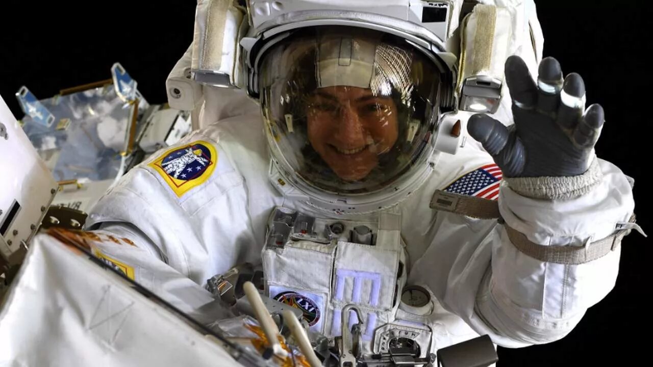 Астронавты выходившие в открытый космос. Космонавт в открытом космосе. Женщина в открытом космосе. Открытый космос. Российский космонавт в открытом космосе.